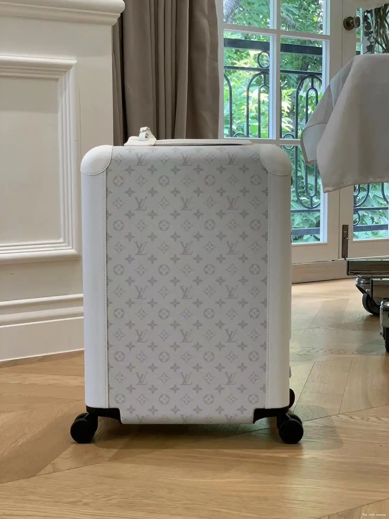 WHITE SUITCASE CABIN TAIGARAMA CUSTOM 55 37L HORIZON 0511